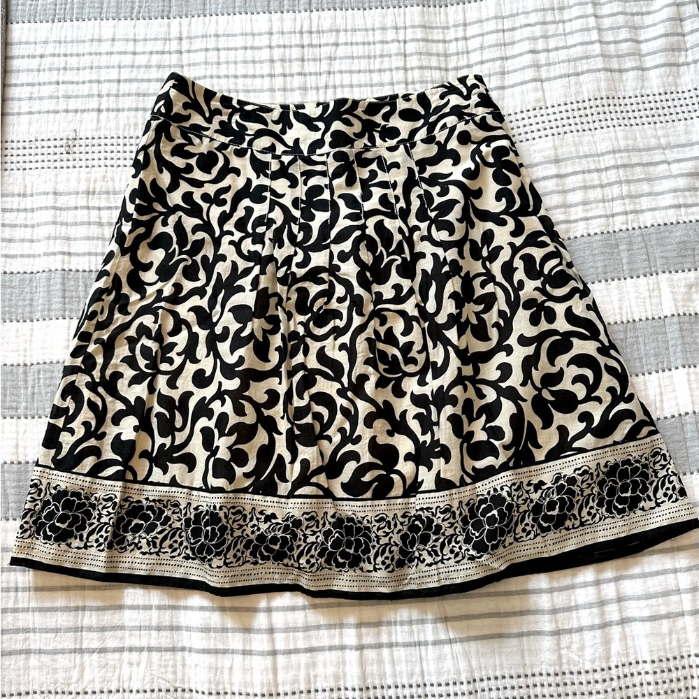 Ann Taylor Black and Cream Floral A-Line Pleated Skirt
Size 6 Petite